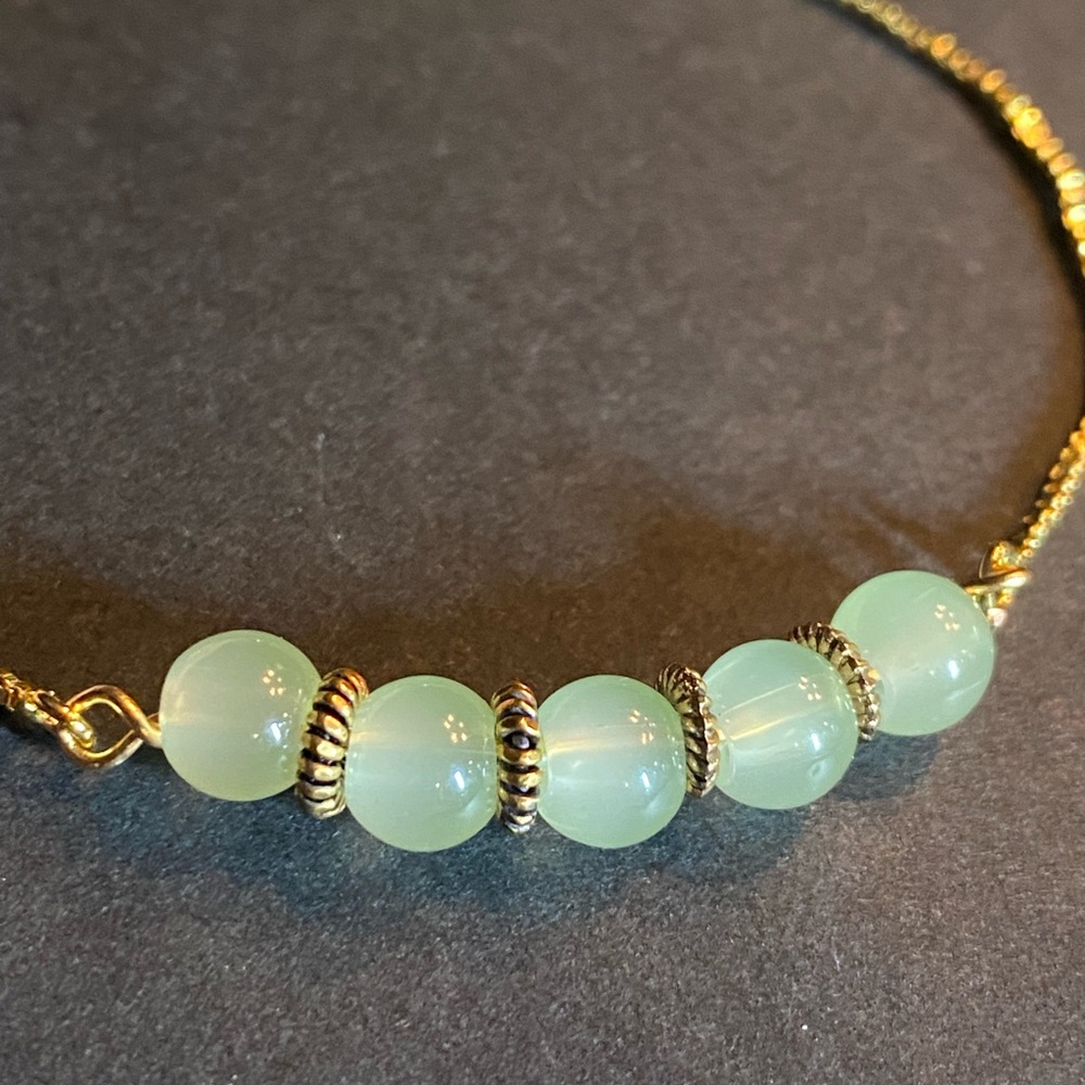 Elegant Gold and Green Beaded Bracelet - Picture 2 of 2
